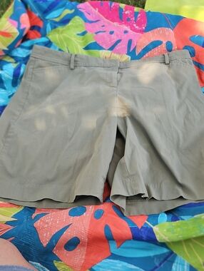 Women’s Casual Bermuda Shorts - Olive Green